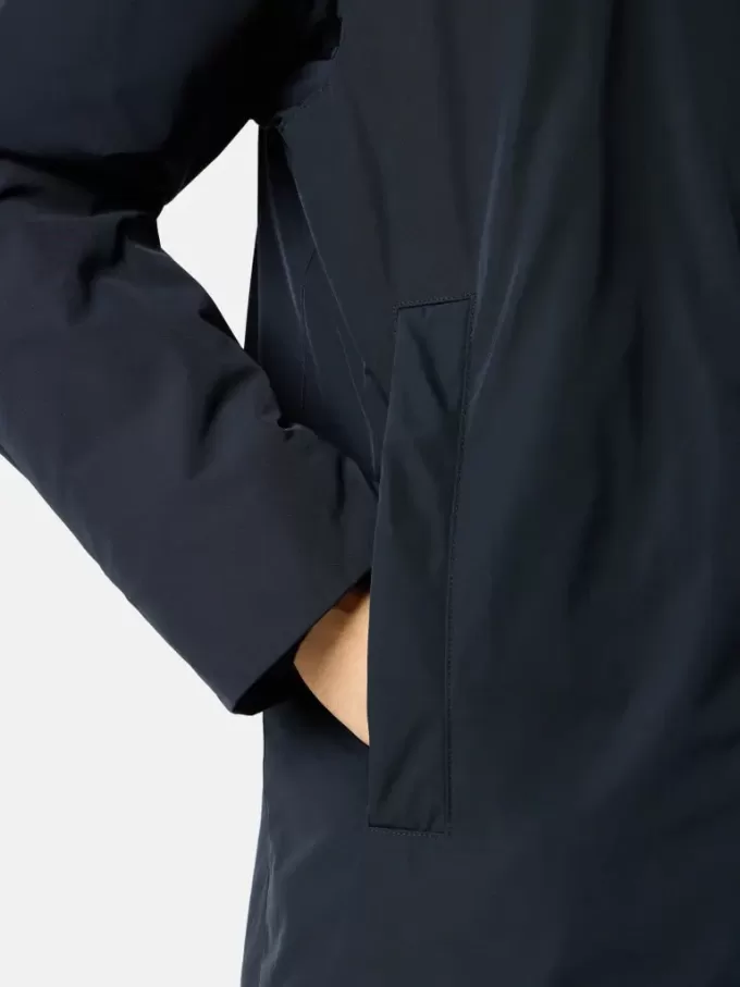 Cappotto imbottito con tasche antiscivolo e con bottoni a pressione Cappotto imbottito con tasche antiscivolo e con bottoni a pressione