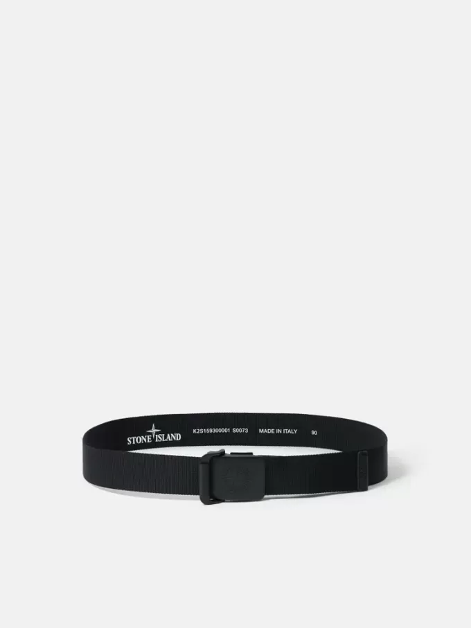 Cintura con fibbia goffrata e dettagli in pelle. Cintura con fibbia goffrata e dettagli in pelle.
