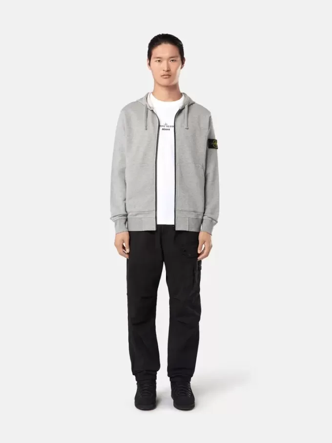 Felpa con cappuccio con coulisse e zip. Felpa con cappuccio con coulisse e zip.