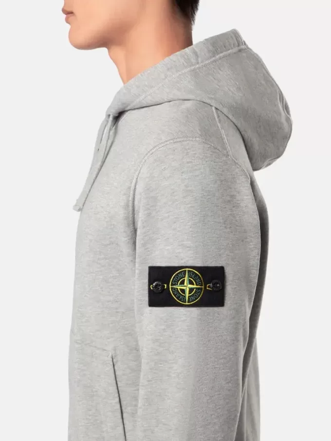 Felpa con cappuccio con coulisse e zip. Felpa con cappuccio con coulisse e zip.