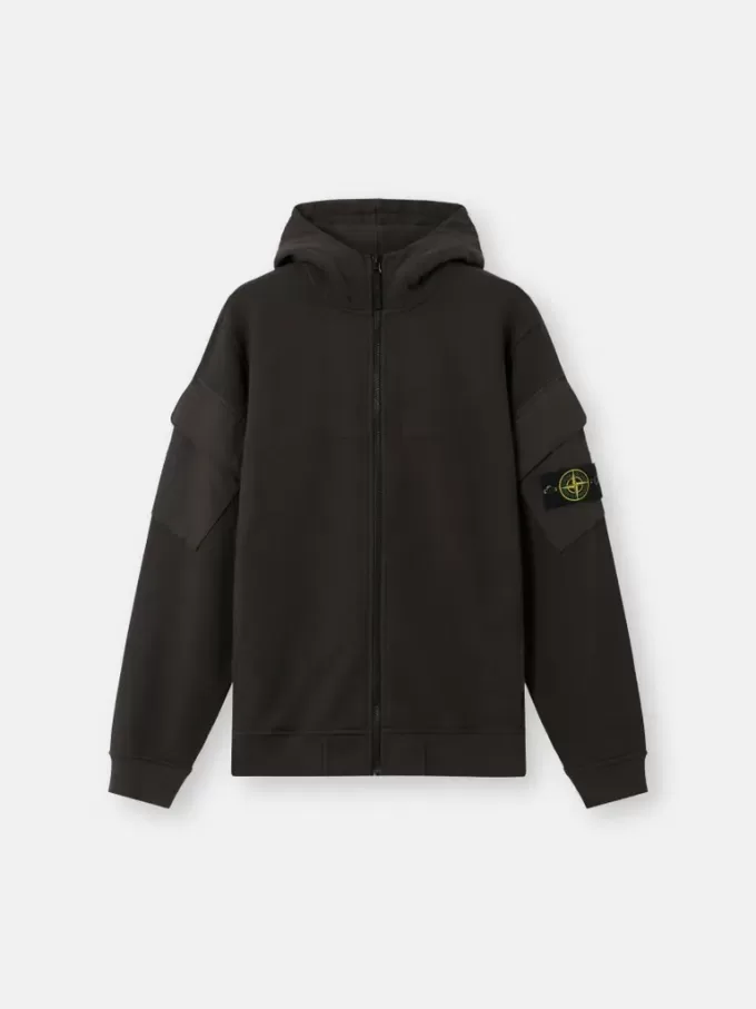 Felpa con cappuccio e zip, vestibilità regolare, con tasche sulle maniche. Felpa con cappuccio e zip, vestibilità regolare, con tasche sulle maniche.