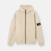 Felpa con cappuccio e zip, vestibilità regolare, con tasche sulle maniche. Felpa con cappuccio e zip, vestibilità regolare, con tasche sulle maniche.