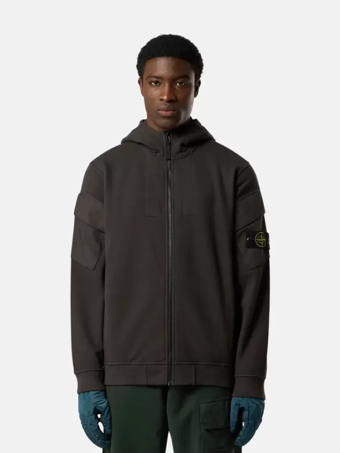 Felpa con cappuccio e zip, vestibilità regolare, con tasche sulle maniche. Felpa con cappuccio e zip, vestibilità regolare, con tasche sulle maniche.