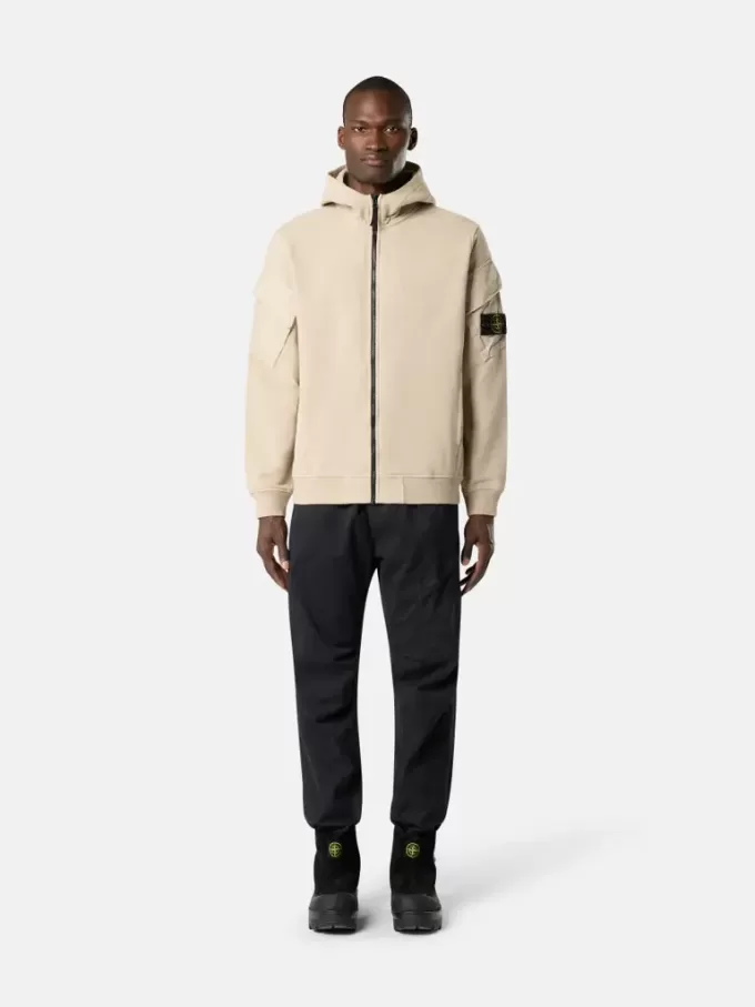 Felpa con cappuccio e zip, vestibilità regolare, con tasche sulle maniche. Felpa con cappuccio e zip, vestibilità regolare, con tasche sulle maniche.