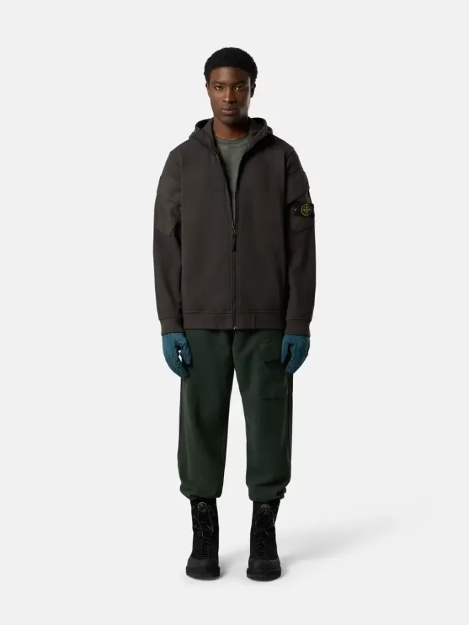 Felpa con cappuccio e zip, vestibilità regolare, con tasche sulle maniche. Felpa con cappuccio e zip, vestibilità regolare, con tasche sulle maniche.