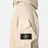 Felpa con cappuccio e zip, vestibilità regolare, con tasche sulle maniche. Felpa con cappuccio e zip, vestibilità regolare, con tasche sulle maniche.