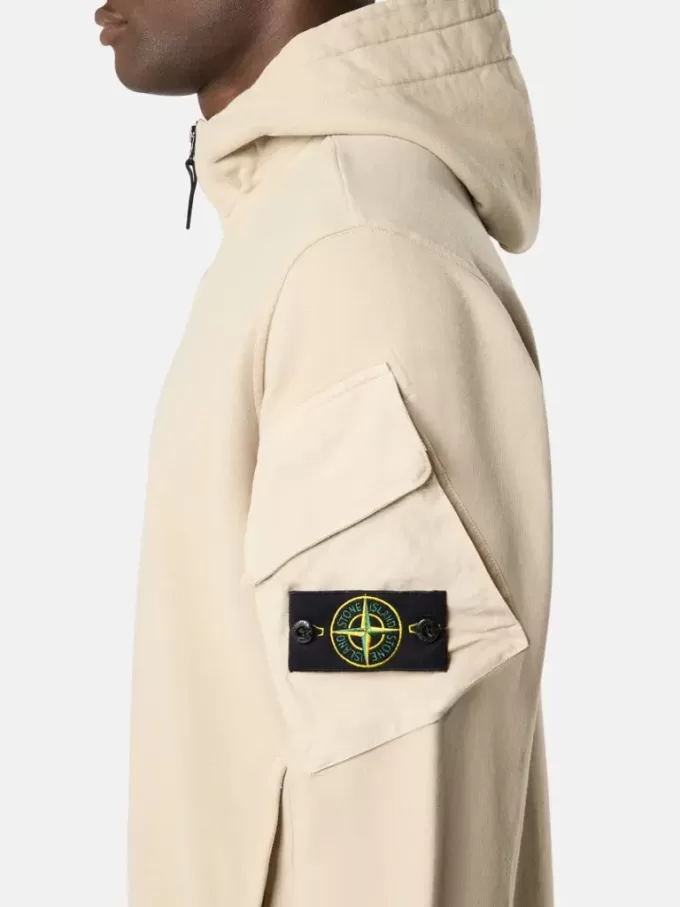 Felpa con cappuccio e zip, vestibilità regolare, con tasche sulle maniche. Felpa con cappuccio e zip, vestibilità regolare, con tasche sulle maniche.