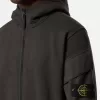 Felpa con cappuccio e zip, vestibilità regolare, con tasche sulle maniche. Felpa con cappuccio e zip, vestibilità regolare, con tasche sulle maniche.
