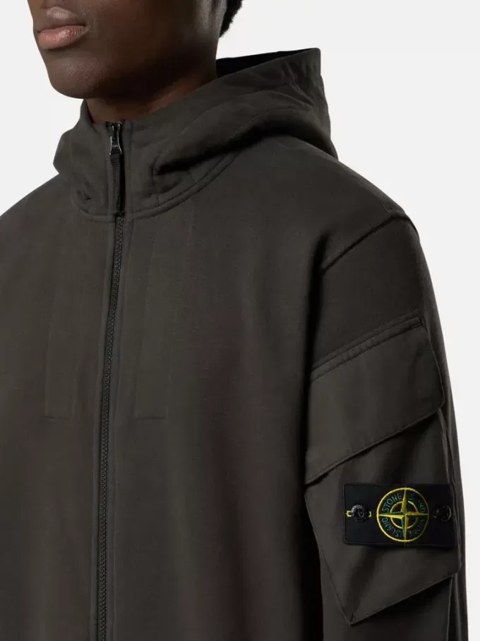 Felpa con cappuccio e zip, vestibilità regolare, con tasche sulle maniche. Felpa con cappuccio e zip, vestibilità regolare, con tasche sulle maniche.