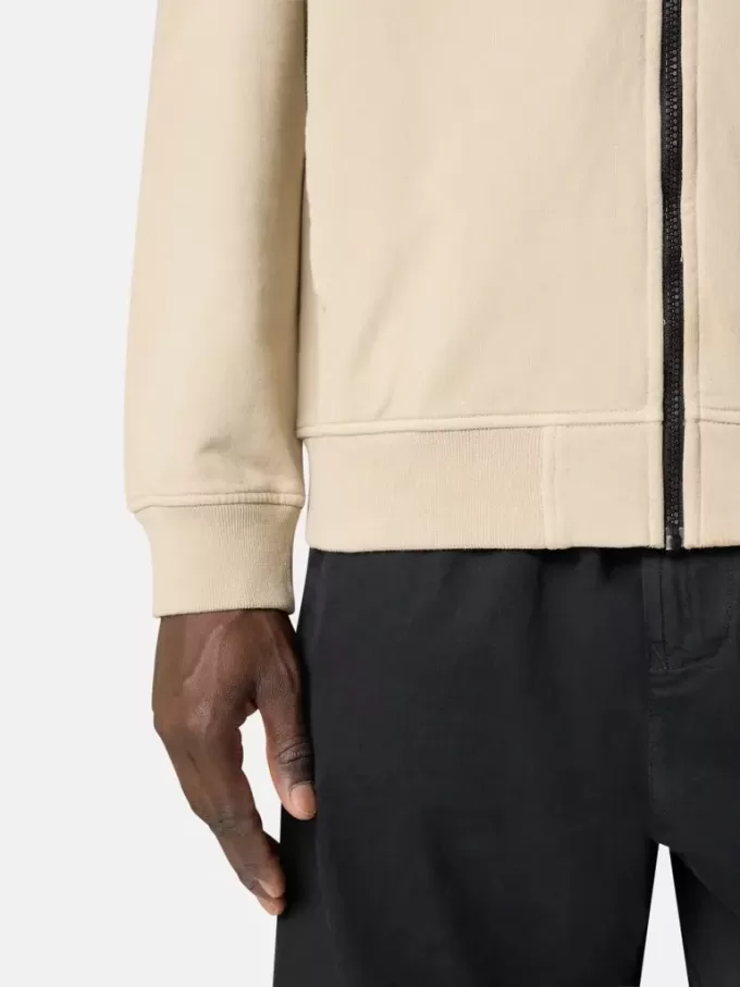 Felpa con cappuccio e zip, vestibilità regolare, con tasche sulle maniche. Felpa con cappuccio e zip, vestibilità regolare, con tasche sulle maniche.