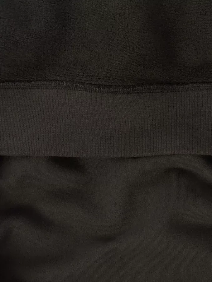 Felpa con cappuccio e zip, vestibilità regolare, con tasche sulle maniche. Felpa con cappuccio e zip, vestibilità regolare, con tasche sulle maniche.