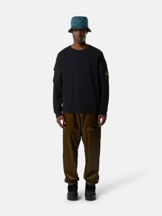 Felpa girocollo dalla vestibilità regolare con tasche sulle maniche. Felpa girocollo dalla vestibilità regolare con tasche sulle maniche.