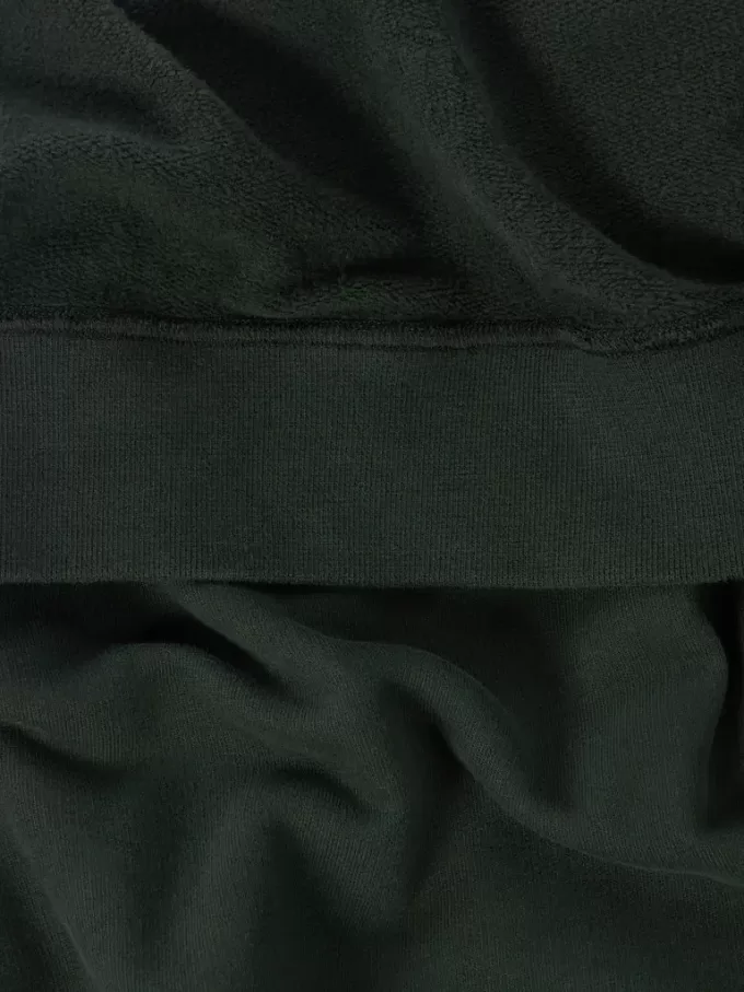 Felpa girocollo dalla vestibilità regolare con tasche sulle maniche. Felpa girocollo dalla vestibilità regolare con tasche sulle maniche.