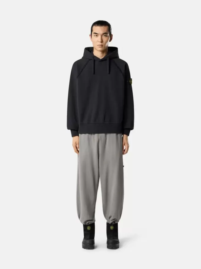 Felpa oversize con cappuccio e maniche raglan. Felpa oversize con cappuccio e maniche raglan.