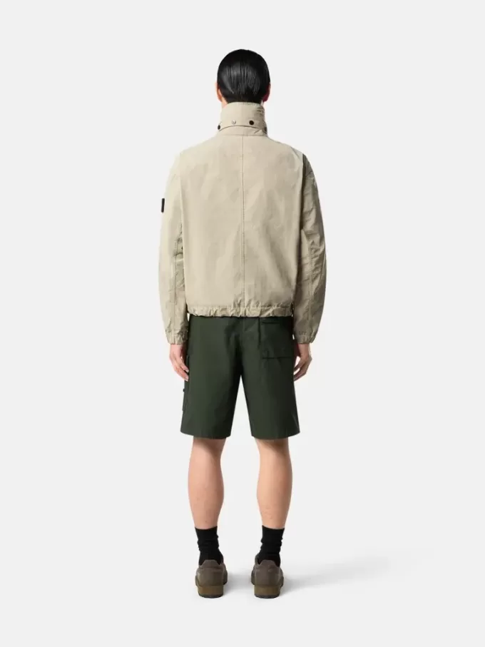Giacca camicia con cappuccio anti-caduta e nascosto. Giacca camicia con cappuccio anti-caduta e nascosto.