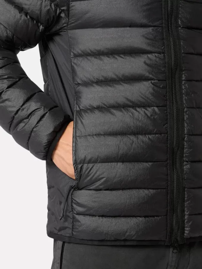 Giacca con cappuccio e trattamento idrorepellente Giacca con cappuccio e trattamento idrorepellente