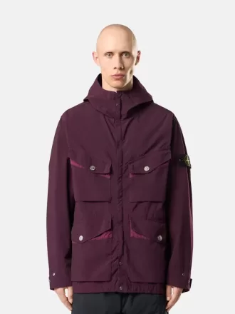 Giacca da campo con cappuccio, tasche antiscivolo e bottoni a pressione. Giacca da campo con cappuccio, tasche antiscivolo e bottoni a pressione.