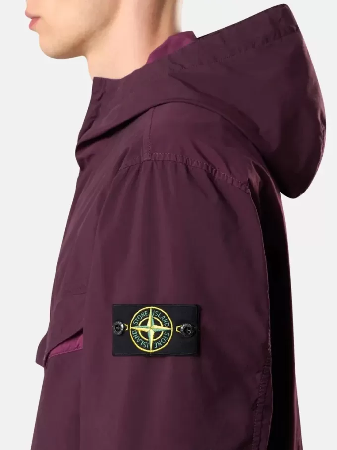Giacca da campo con cappuccio, tasche antiscivolo e bottoni a pressione. Giacca da campo con cappuccio, tasche antiscivolo e bottoni a pressione.