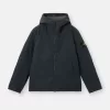 Giacca imbottita con cappuccio, tasche antiscivolo e tasche con bottoni a pressione. Giacca imbottita con cappuccio, tasche antiscivolo e tasche con bottoni a pressione.