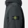 Giacca imbottita con cappuccio, tasche antiscivolo e tasche con bottoni a pressione. Giacca imbottita con cappuccio, tasche antiscivolo e tasche con bottoni a pressione.
