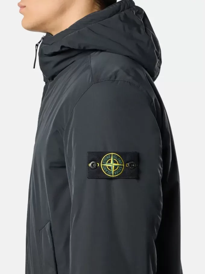 Giacca imbottita con cappuccio, tasche antiscivolo e tasche con bottoni a pressione. Giacca imbottita con cappuccio, tasche antiscivolo e tasche con bottoni a pressione.