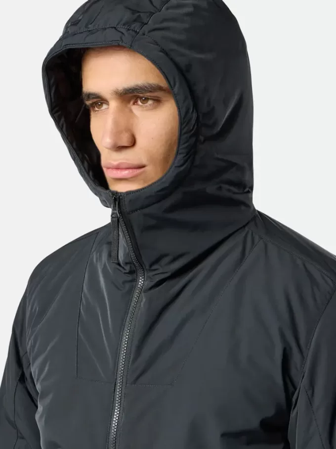 Giacca imbottita con cappuccio, tasche antiscivolo e tasche con bottoni a pressione. Giacca imbottita con cappuccio, tasche antiscivolo e tasche con bottoni a pressione.