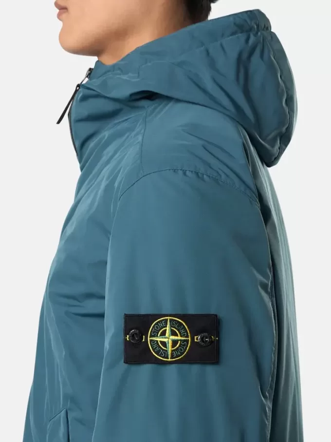 Giacca imbottita con cappuccio, tasche antiscivolo e tasche con bottoni a pressione. Giacca imbottita con cappuccio, tasche antiscivolo e tasche con bottoni a pressione.
