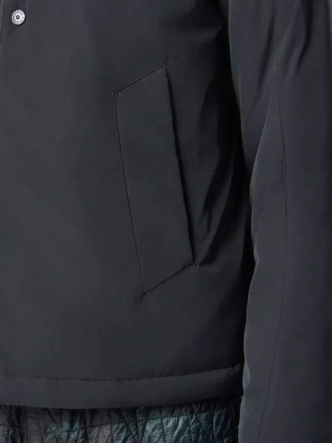 Giacca imbottita con cappuccio, tasche antiscivolo e tasche con bottoni a pressione. Giacca imbottita con cappuccio, tasche antiscivolo e tasche con bottoni a pressione.