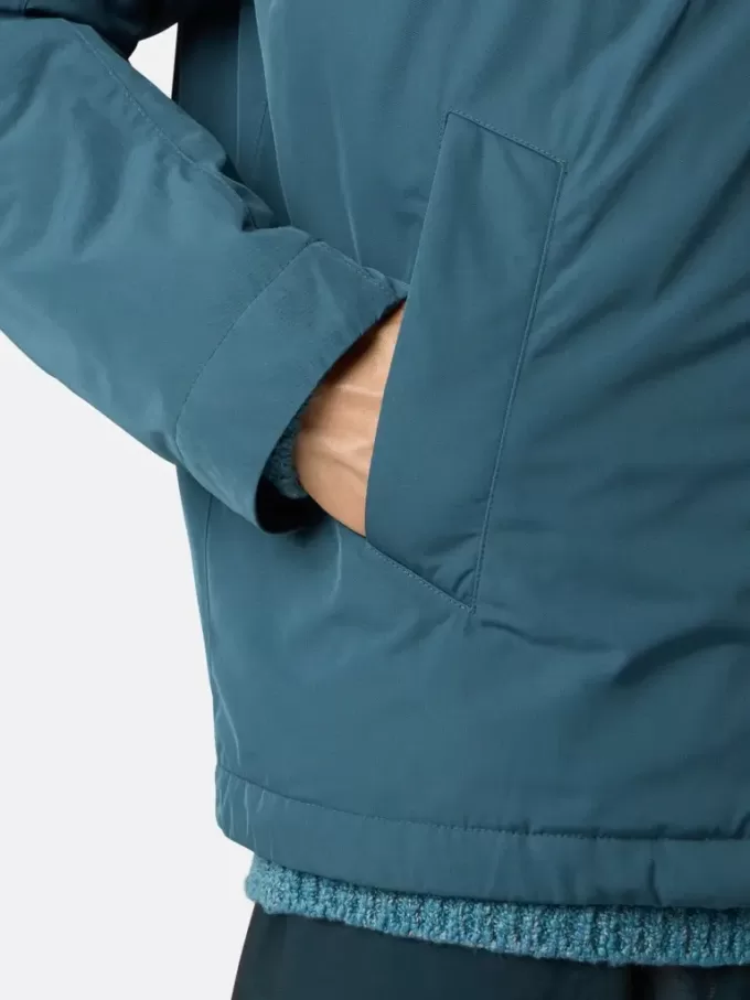 Giacca imbottita con cappuccio, tasche antiscivolo e tasche con bottoni a pressione. Giacca imbottita con cappuccio, tasche antiscivolo e tasche con bottoni a pressione.