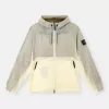 Giacca leggera con cappuccio, dettagli antiscivolo e riflettenti Giacca leggera con cappuccio, dettagli antiscivolo e riflettenti