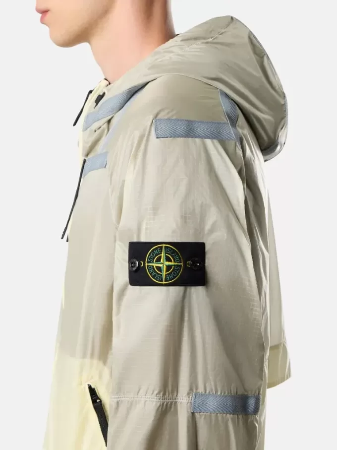 Giacca leggera con cappuccio, dettagli antiscivolo e riflettenti Giacca leggera con cappuccio, dettagli antiscivolo e riflettenti
