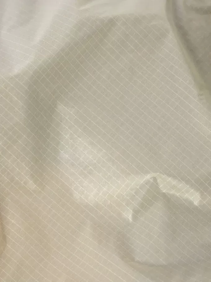 Giacca leggera con cappuccio, dettagli antiscivolo e riflettenti Giacca leggera con cappuccio, dettagli antiscivolo e riflettenti