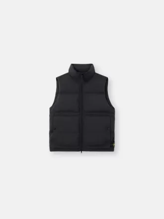 Gilet con finitura idrorepellente e tasche con bottoni a pressione Gilet con finitura idrorepellente e tasche con bottoni a pressione