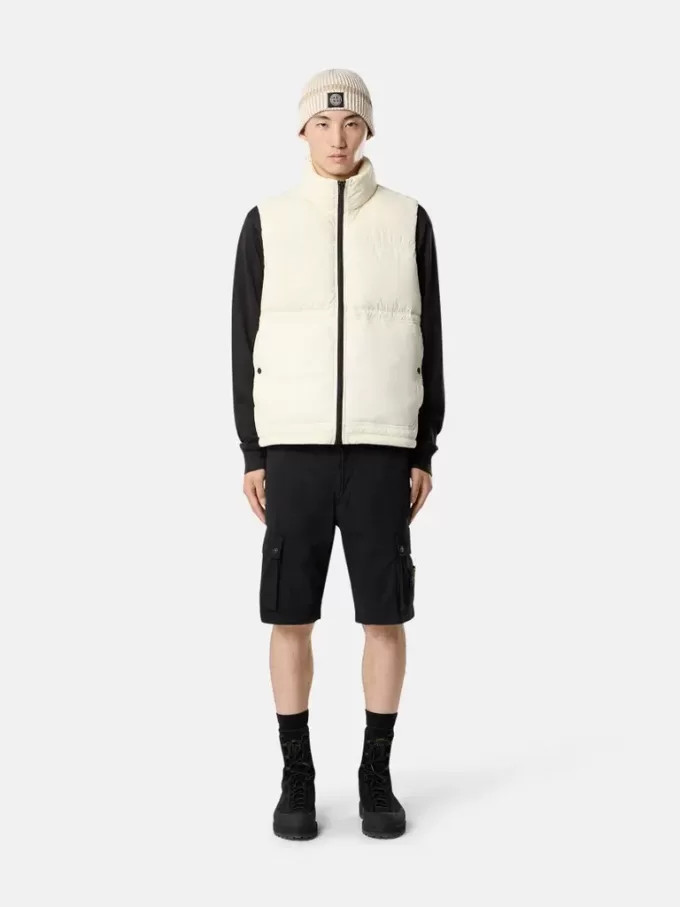 Gilet con finitura idrorepellente e tasche con bottoni a pressione Gilet con finitura idrorepellente e tasche con bottoni a pressione