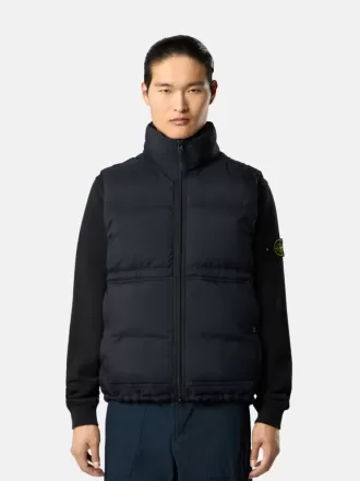 Gilet con finitura idrorepellente e tasche con bottoni a pressione Gilet con finitura idrorepellente e tasche con bottoni a pressione