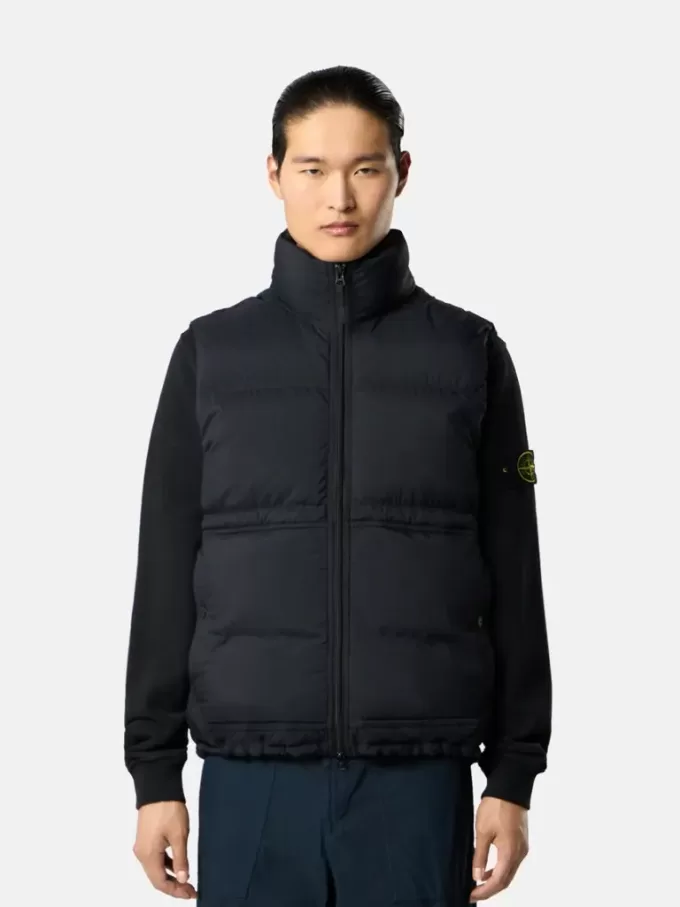 Gilet con finitura idrorepellente e tasche con bottoni a pressione Gilet con finitura idrorepellente e tasche con bottoni a pressione