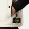 Gilet con finitura idrorepellente e tasche con bottoni a pressione Gilet con finitura idrorepellente e tasche con bottoni a pressione
