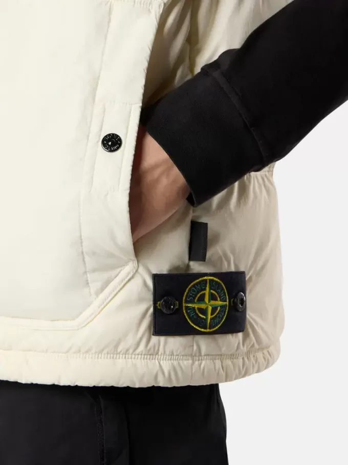 Gilet con finitura idrorepellente e tasche con bottoni a pressione Gilet con finitura idrorepellente e tasche con bottoni a pressione