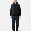 Gilet con finitura idrorepellente e tasche con bottoni a pressione Gilet con finitura idrorepellente e tasche con bottoni a pressione