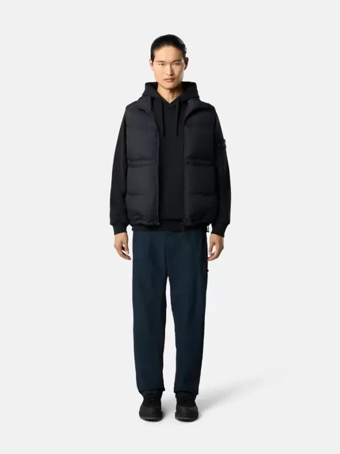 Gilet con finitura idrorepellente e tasche con bottoni a pressione Gilet con finitura idrorepellente e tasche con bottoni a pressione