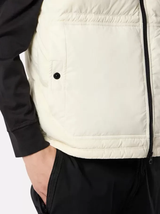 Gilet con finitura idrorepellente e tasche con bottoni a pressione Gilet con finitura idrorepellente e tasche con bottoni a pressione