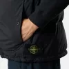 Gilet con finitura idrorepellente e tasche con bottoni a pressione Gilet con finitura idrorepellente e tasche con bottoni a pressione
