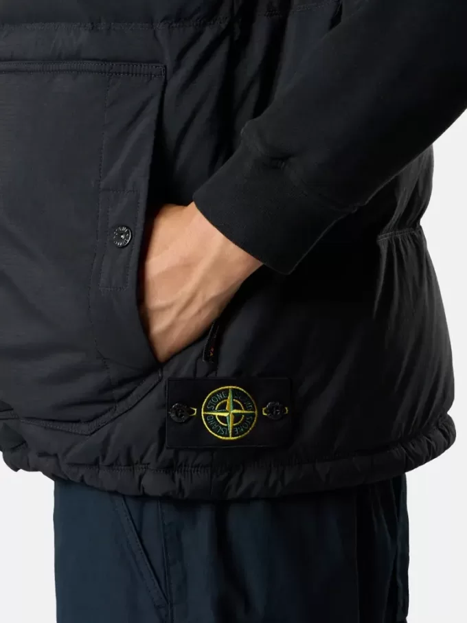 Gilet con finitura idrorepellente e tasche con bottoni a pressione Gilet con finitura idrorepellente e tasche con bottoni a pressione