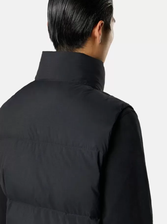 Gilet con finitura idrorepellente e tasche con bottoni a pressione Gilet con finitura idrorepellente e tasche con bottoni a pressione