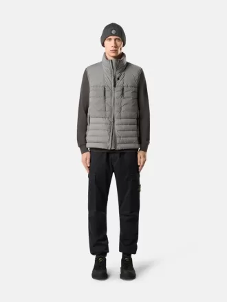 Gilet in piuma con tunnel senza cuciture e trattamento anti-caduta. Gilet in piuma con tunnel senza cuciture e trattamento anti-caduta.