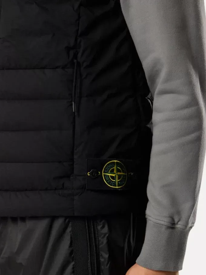 Gilet in piuma con tunnel senza cuciture e trattamento anti-caduta. Gilet in piuma con tunnel senza cuciture e trattamento anti-caduta.