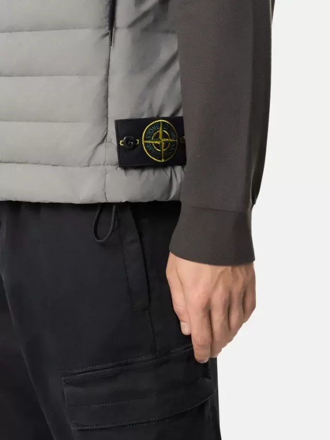 Gilet in piuma con tunnel senza cuciture e trattamento anti-caduta.
