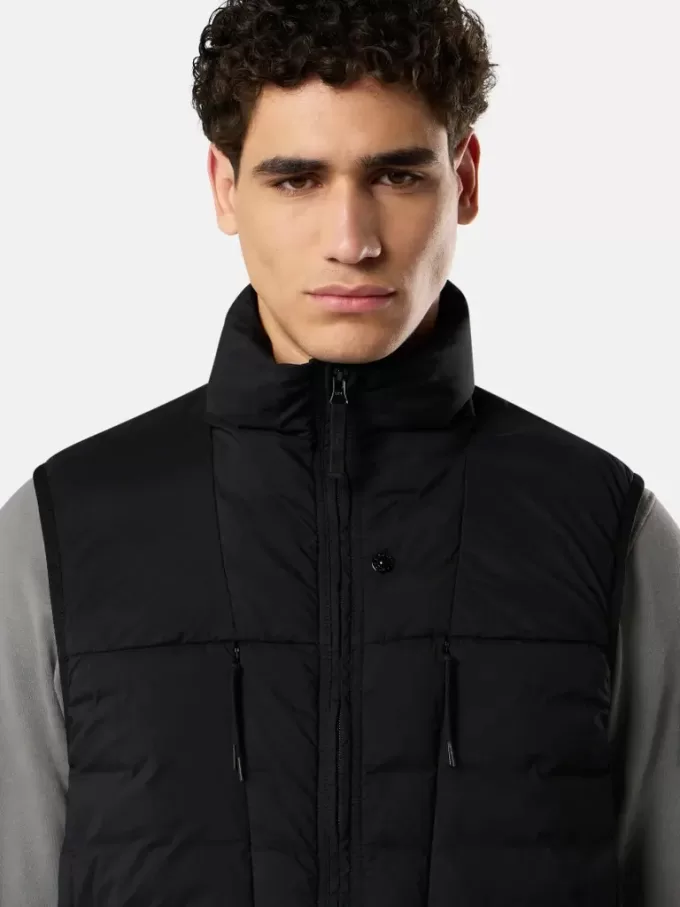 Gilet in piuma con tunnel senza cuciture e trattamento anti-caduta. Gilet in piuma con tunnel senza cuciture e trattamento anti-caduta.