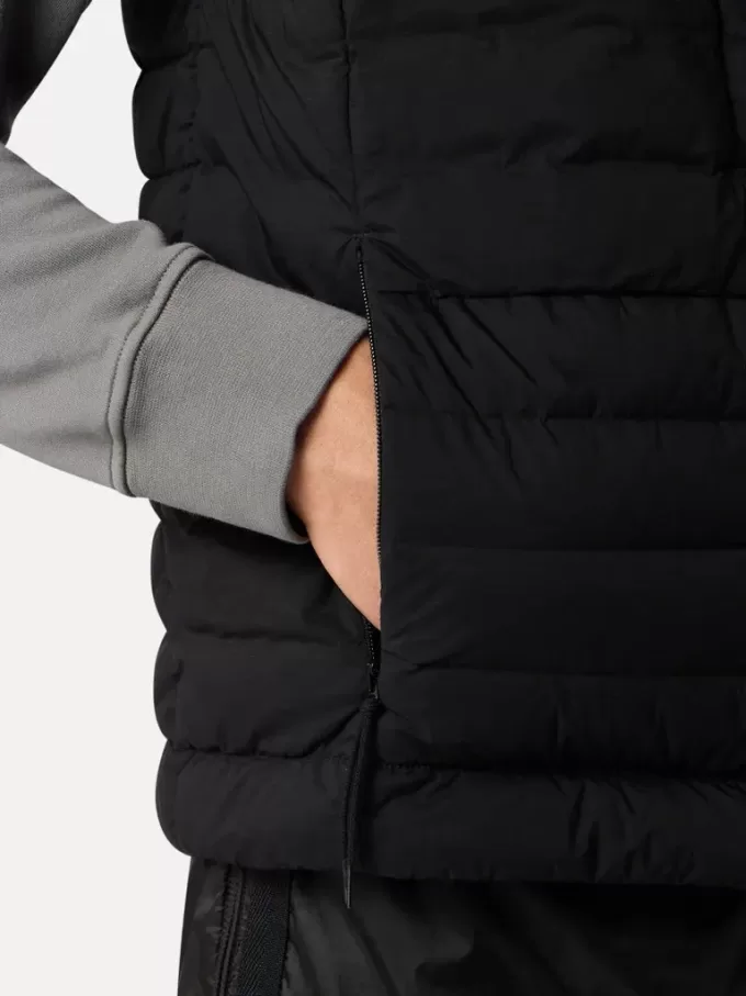 Gilet in piuma con tunnel senza cuciture e trattamento anti-caduta. Gilet in piuma con tunnel senza cuciture e trattamento anti-caduta.