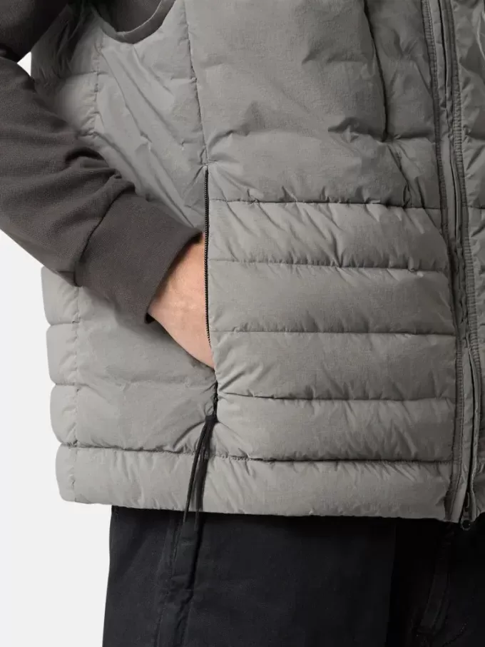 Gilet in piuma con tunnel senza cuciture e trattamento anti-caduta.